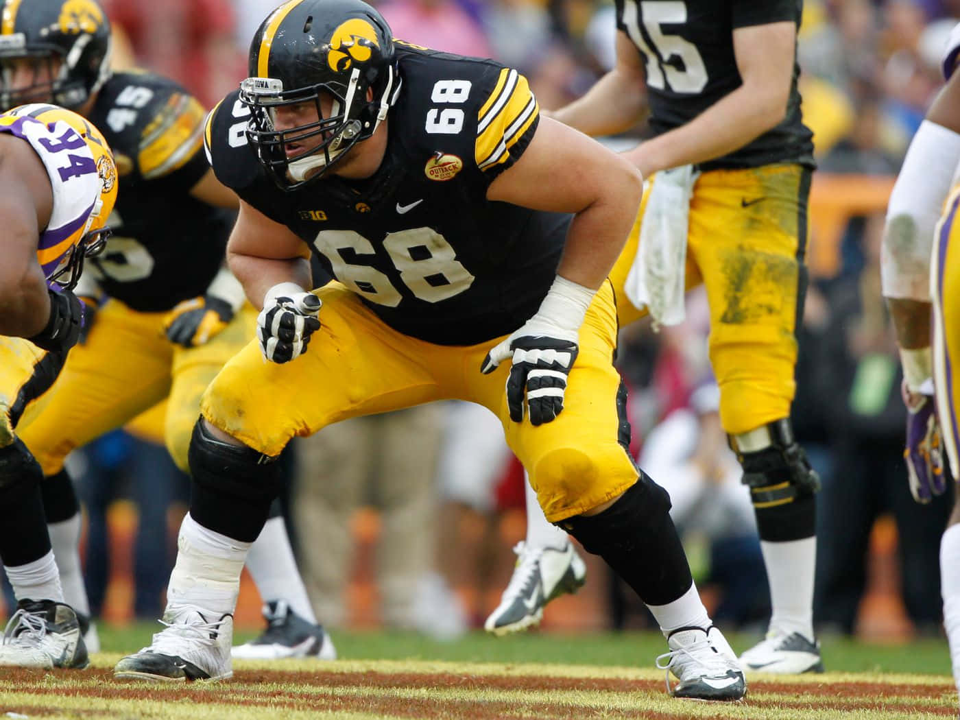 Brandon Scherff In Iowa Hawkeyes Football Team Wallpaper