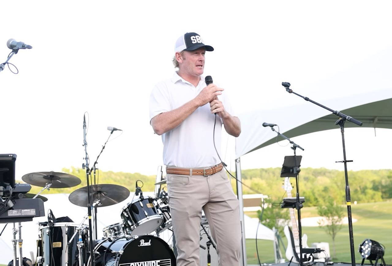 Brandt Snedeker Talking On Stage Wallpaper