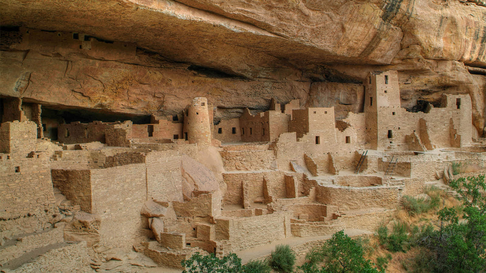 Breath-taking View Of Ancient Puebloan Cliff Dwelling At Mesa Verde National Park Wallpaper