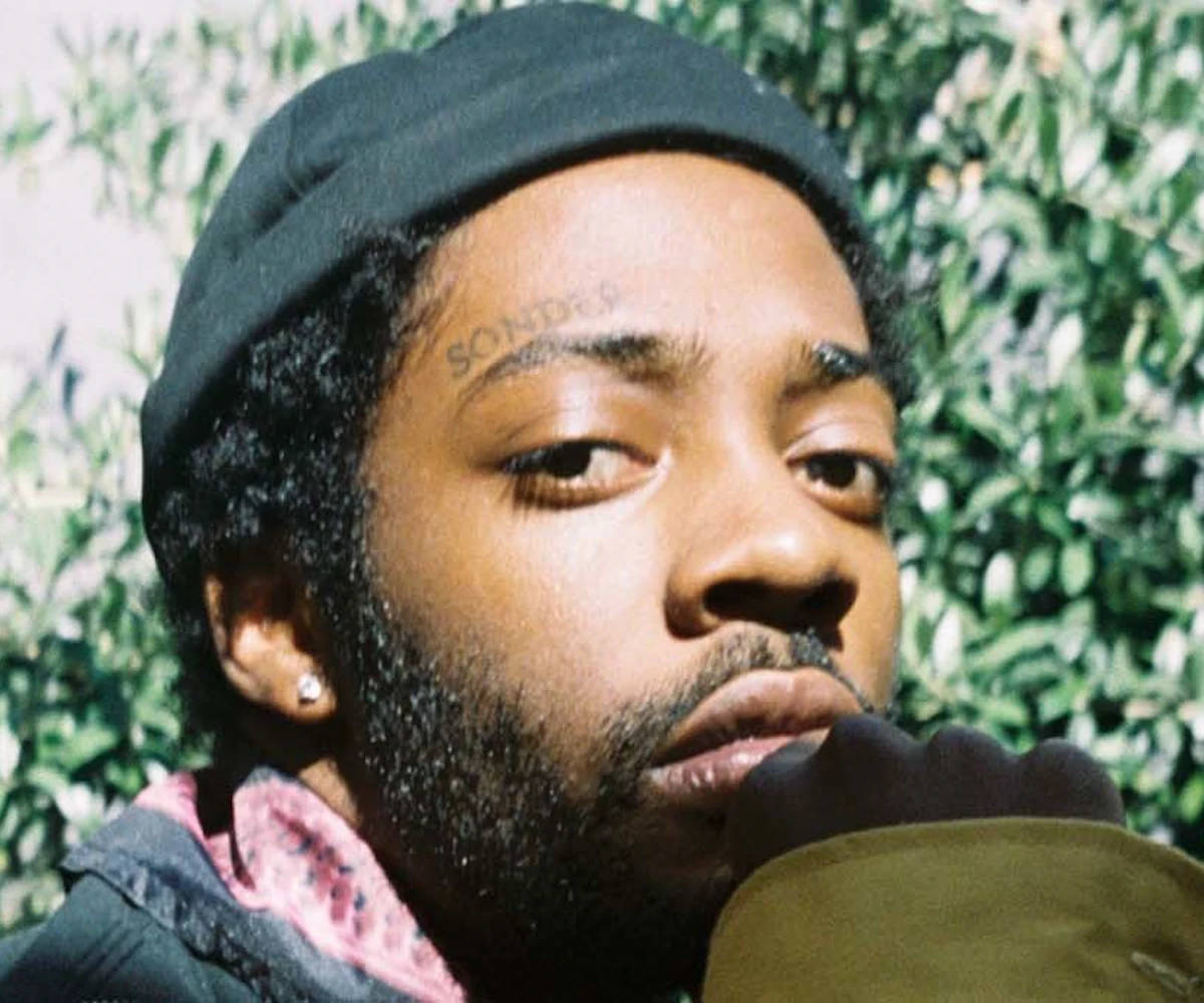 Brent Faiyaz In Beanie Close-up Wallpaper