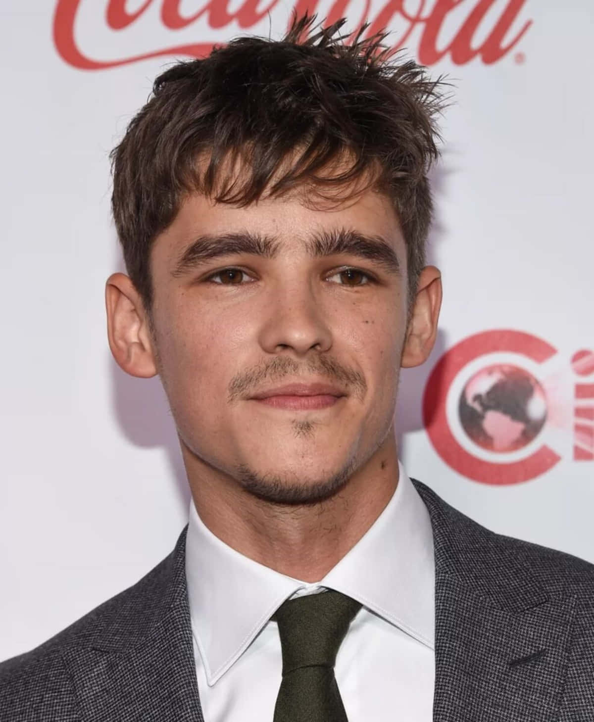 Brenton Thwaites Red Carpet Look Wallpaper