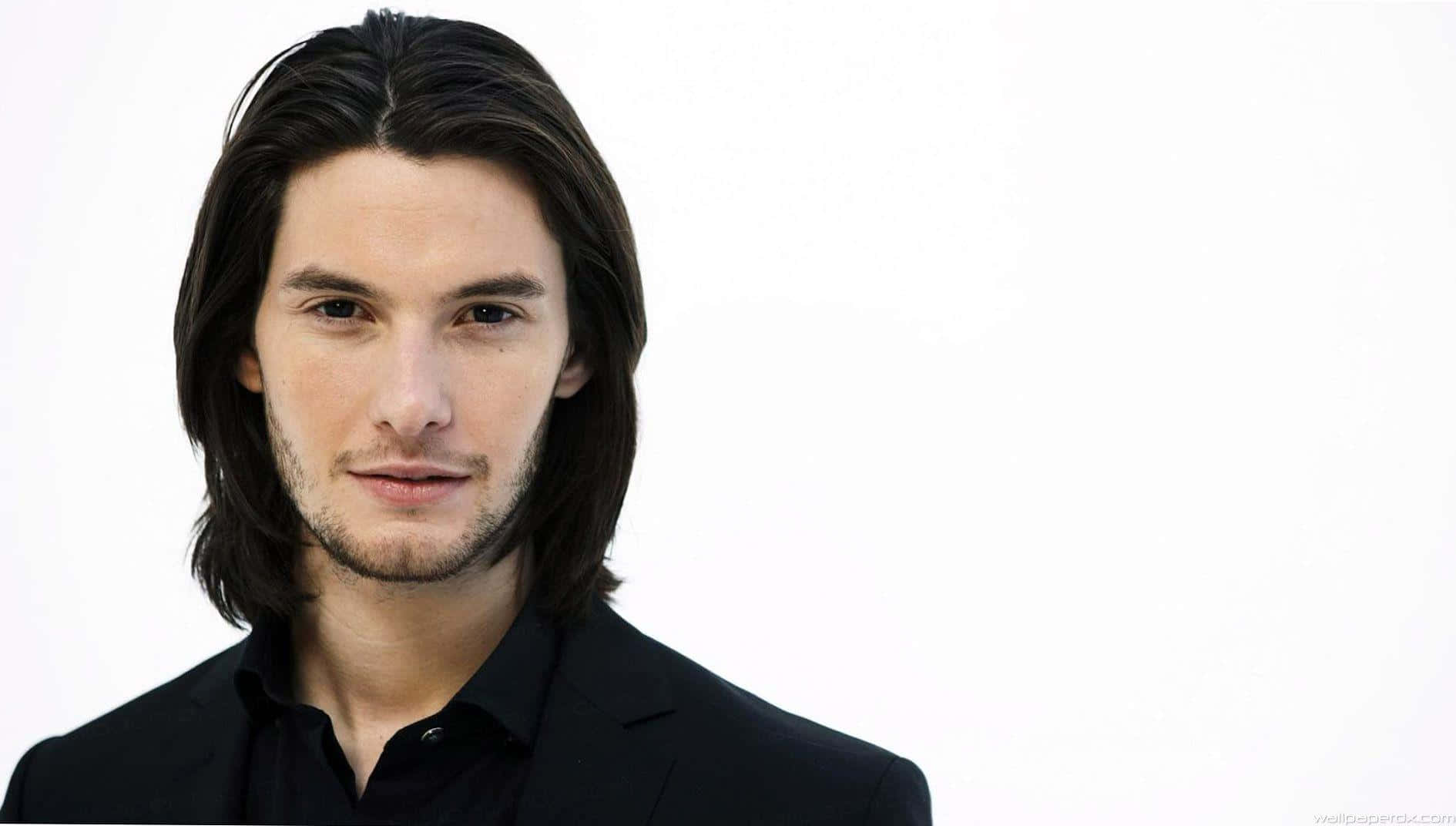 British Actor Ben Barnes On Red Carpet Event Wallpaper