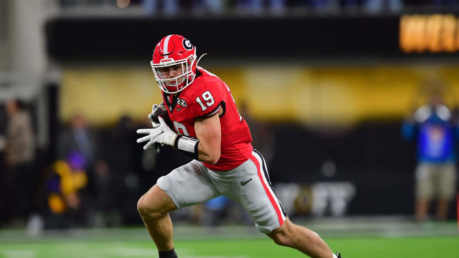 Brock Bowers Georgia Football Action Wallpaper