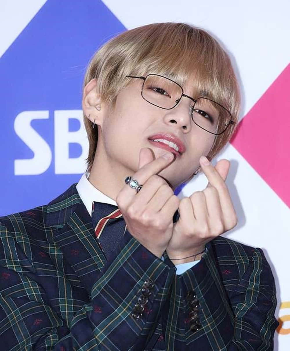 Bts Finger Heart Taehyung Wallpaper