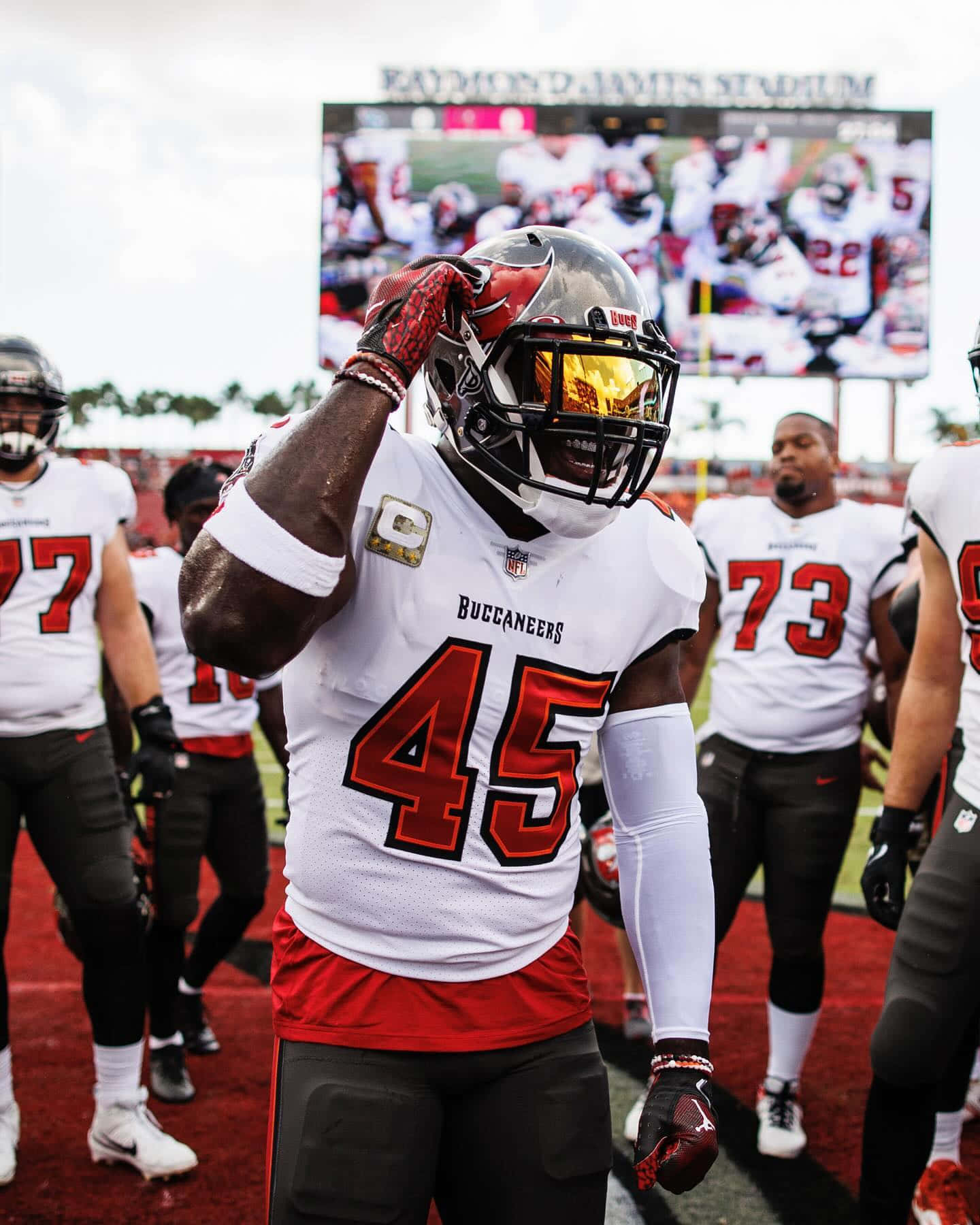 Buccaneers Linebacker Devin White Game Day Wallpaper