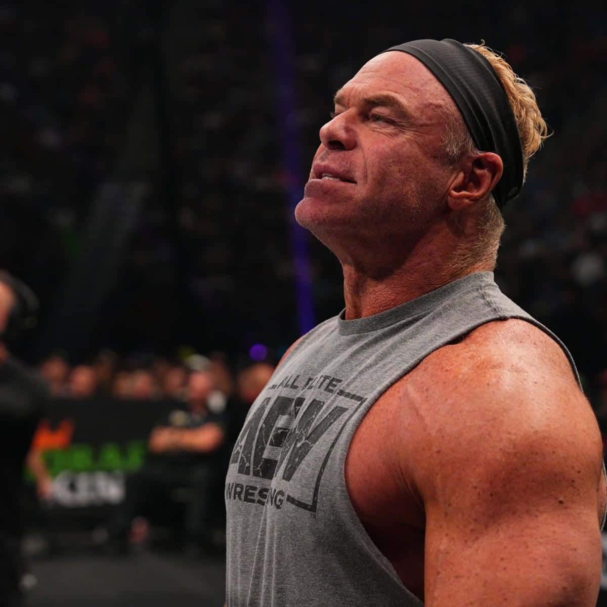 Buff Billy Gunn In A Gray Printed Shirt Wallpaper