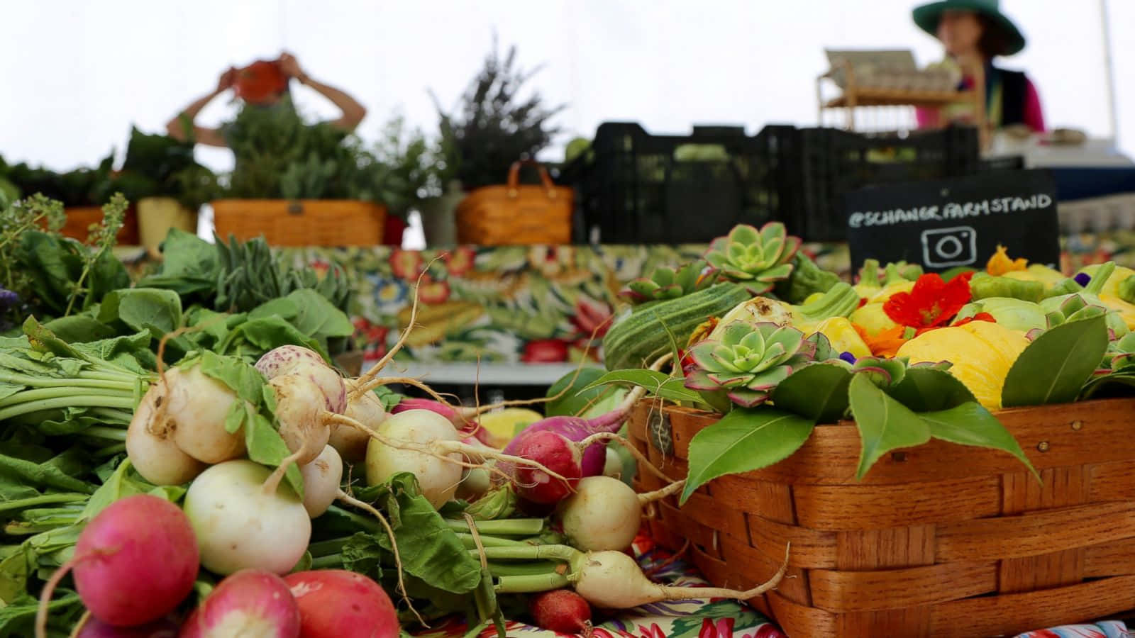 Bustling Farmers Market Scene Wallpaper