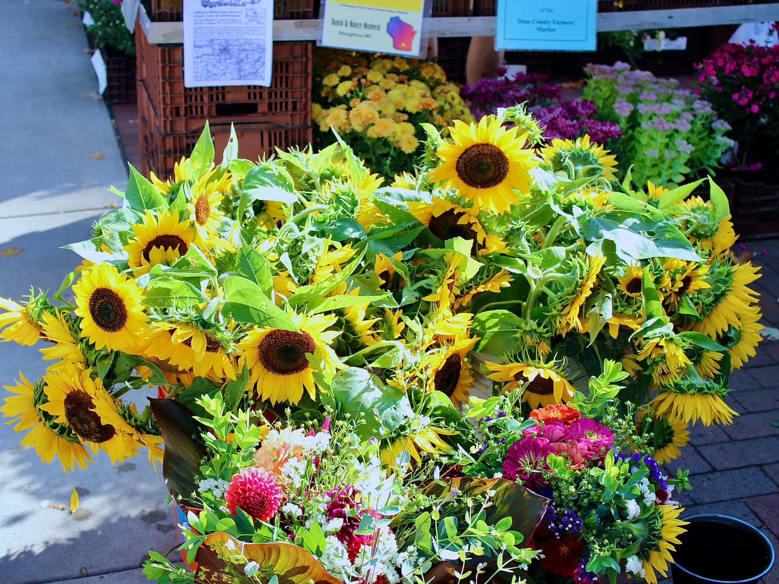 Bustling Farmers Market With Fresh Produce Wallpaper