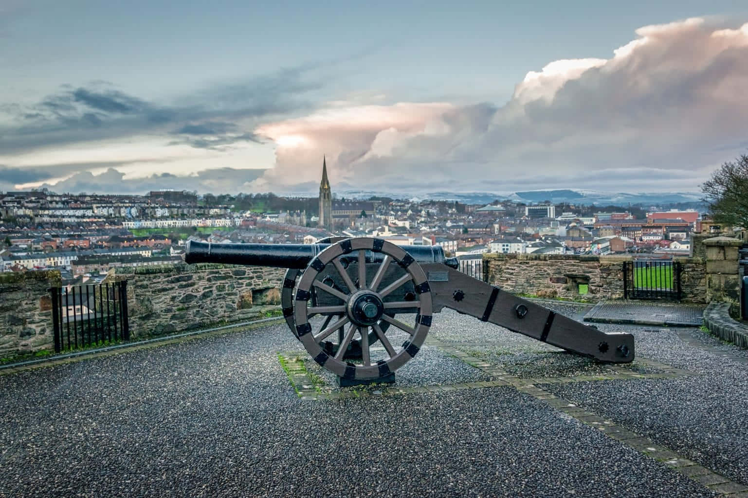 Cannon Overlooking Londonderry Skyline Wallpaper