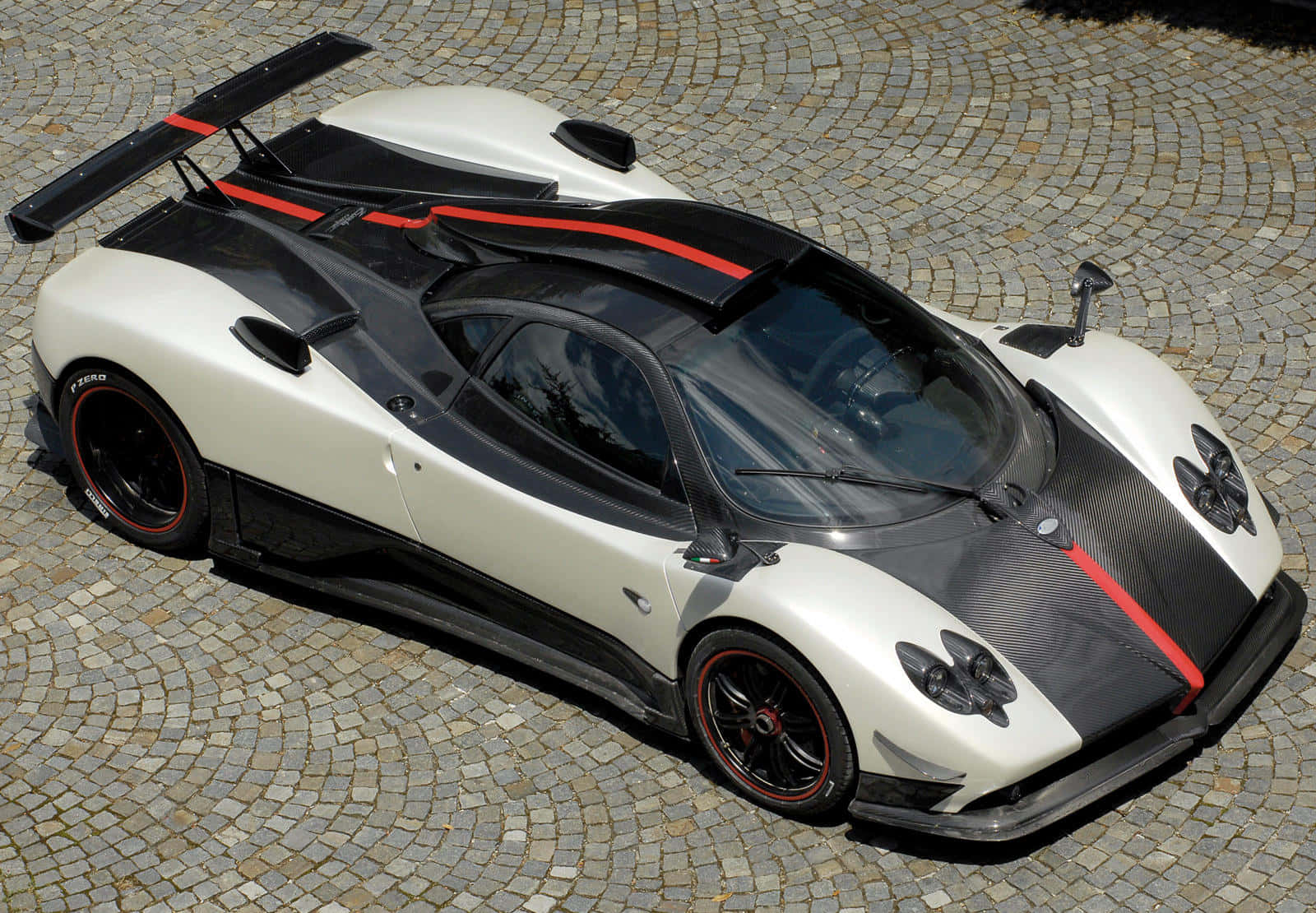 Caption: Elite Performance Streamlined - The Pagani Zonda Cinque Wallpaper