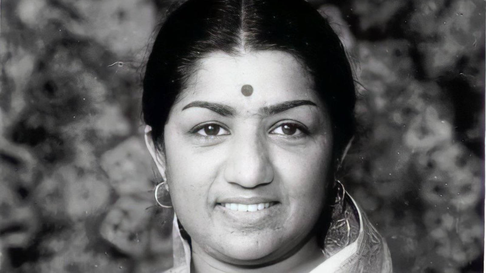 Caption: Indian Music's Timeless Melody: Lata Mangeshkar Wallpaper