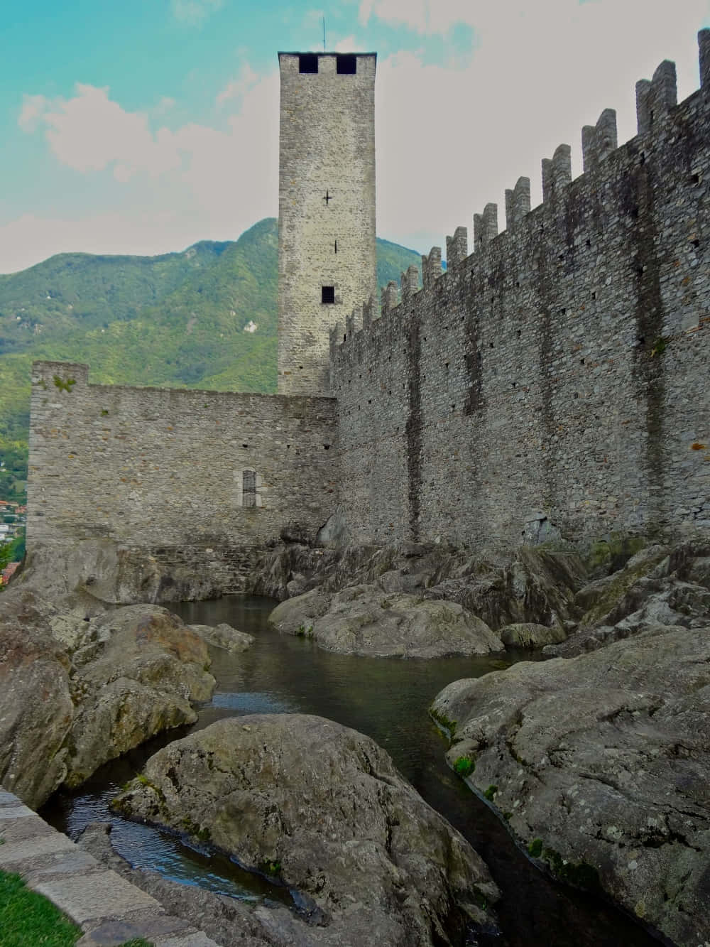 Caption: Majestic Castelgrande Overlooking Bellinzona, Switzerland Wallpaper