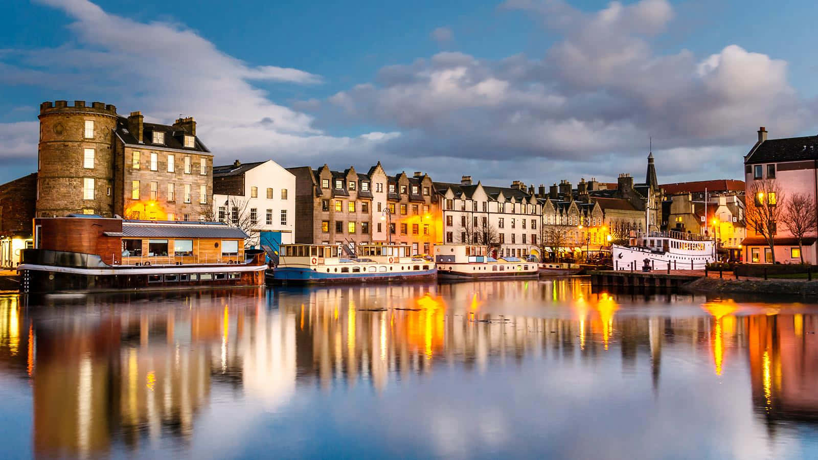 Caption: Majestic View Of Edinburgh Castle At Dusk Wallpaper