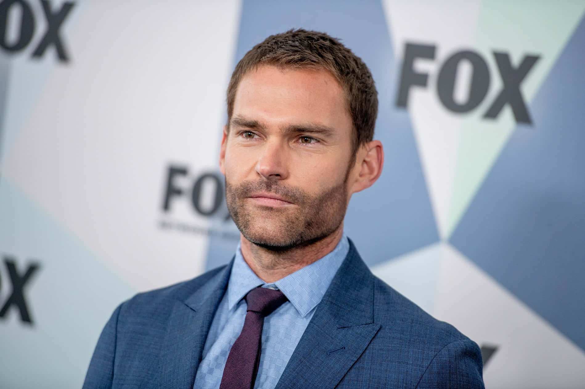 Caption: Seann William Scott Posing For A Photo Wallpaper