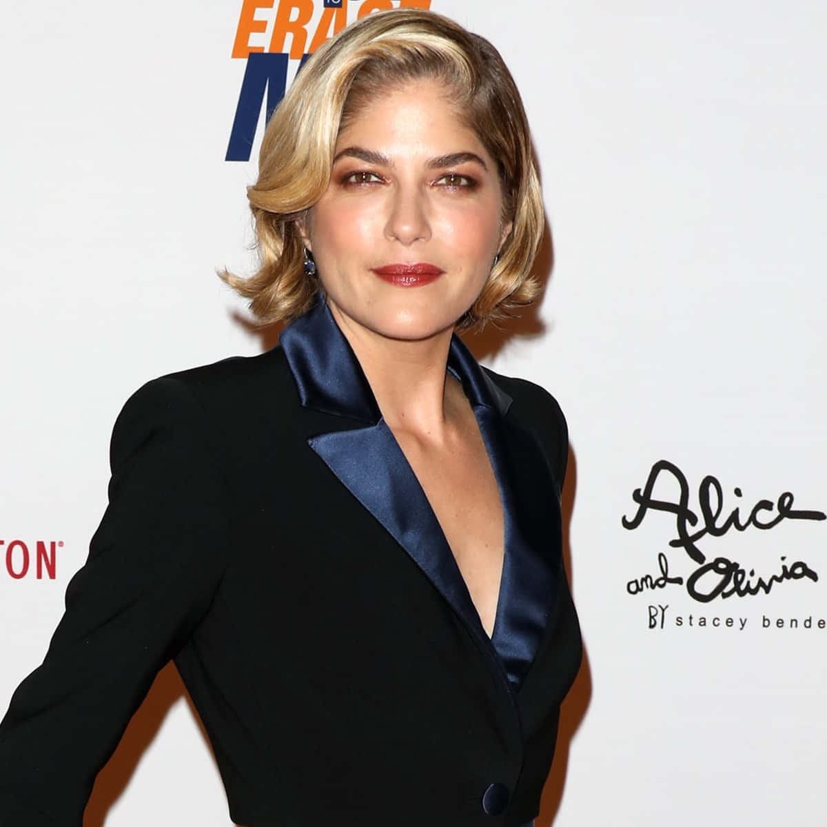 Caption: Selma Blair Stunning In Stylish Outfit Wallpaper