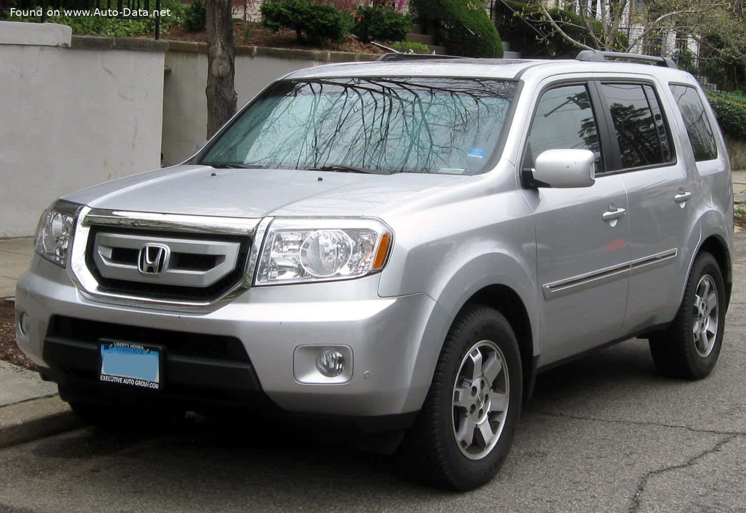 Caption: Sleek Design - Honda Pilot In The City Wallpaper