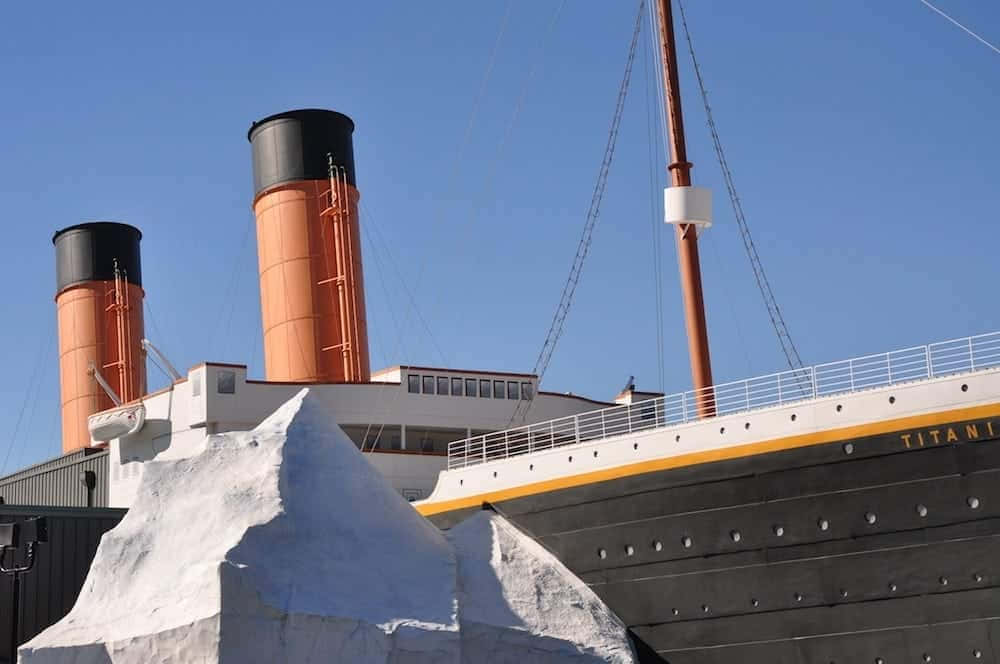 Caption: Spectacular View Of Rms Titanic Museum With Iceberg Wallpaper