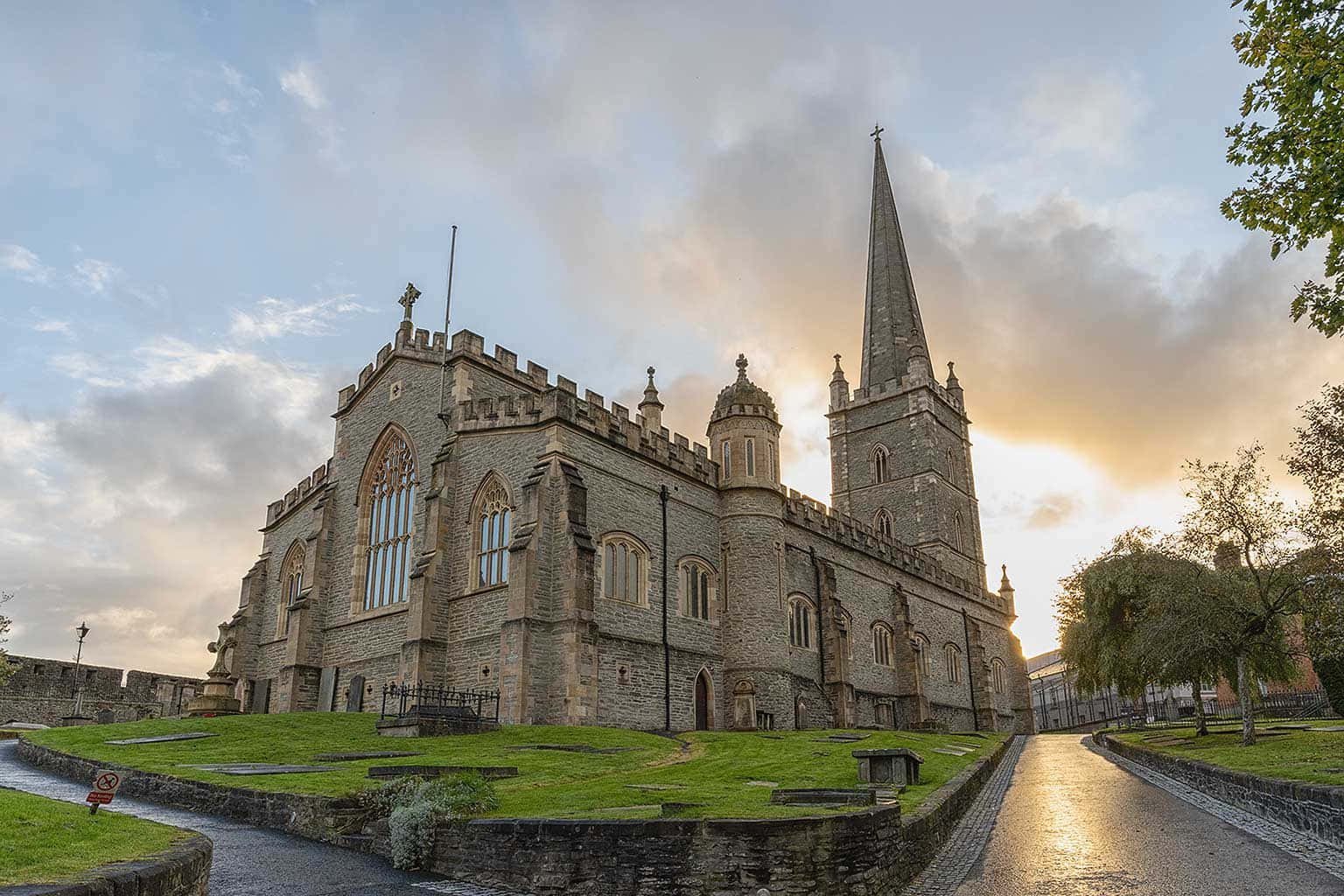 Caption: The Majestic View Of Londonderry During Sunset Wallpaper