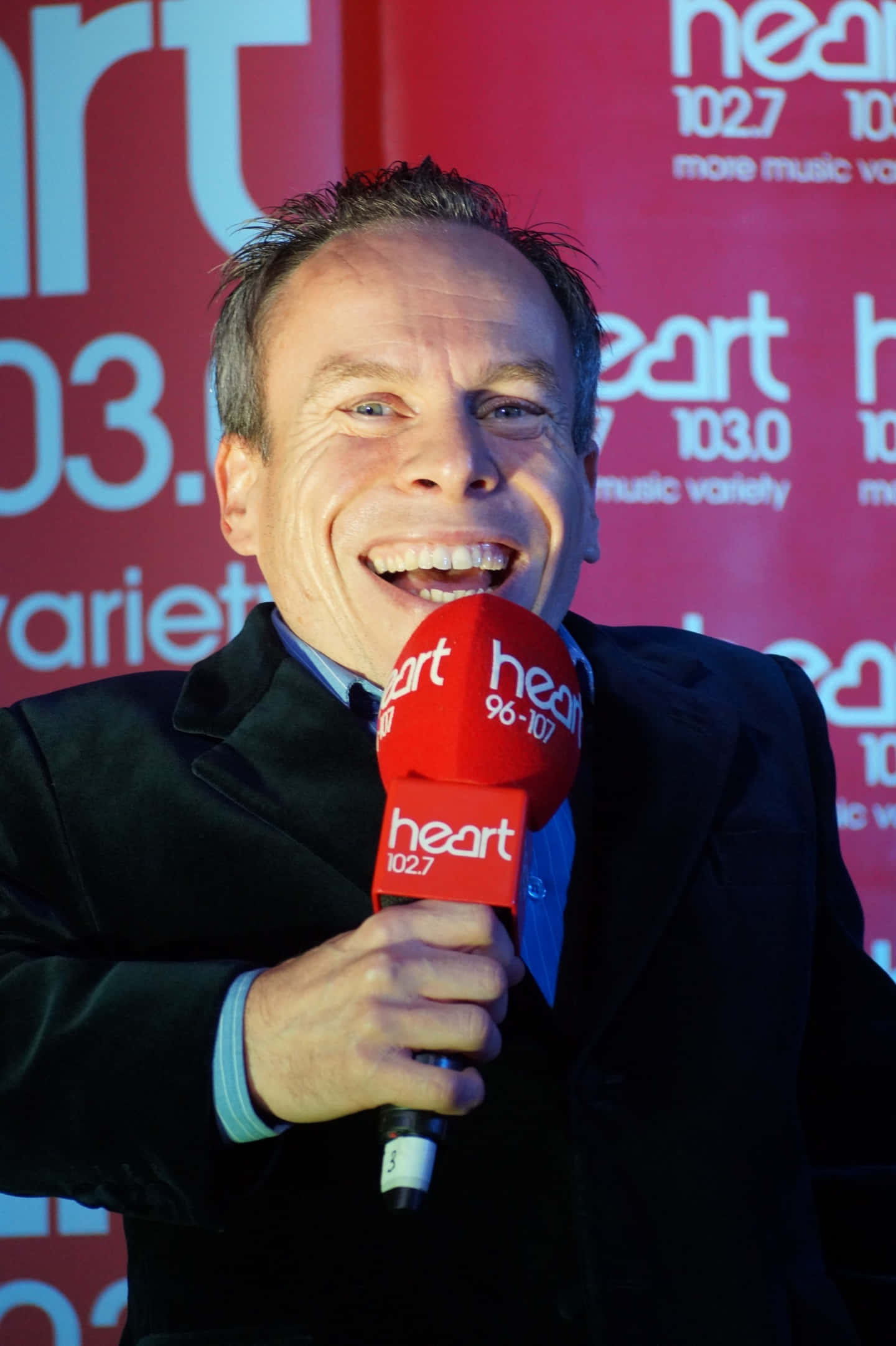 Caption: Warwick Davis Posing At An Event Wallpaper