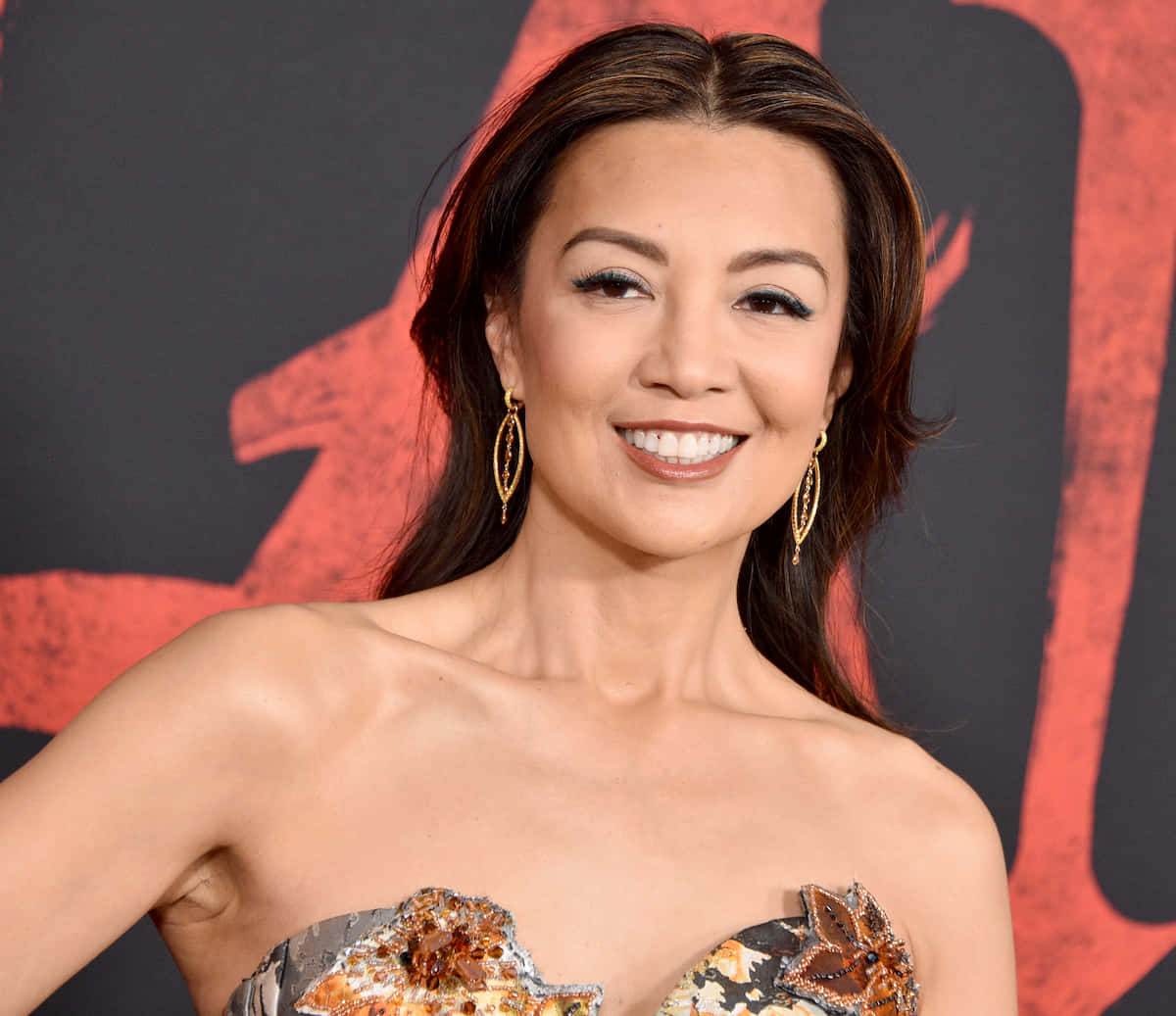 Captivating Ming Na Wen Smiling Elegantly Wallpaper