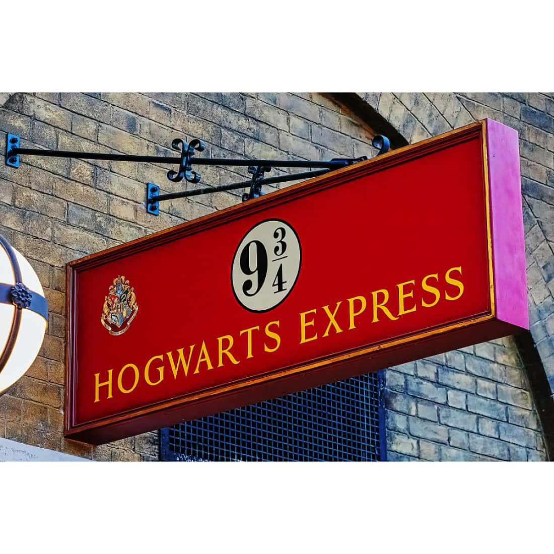 Captivating Platform 9 3/4: Passage To The Magical World Wallpaper