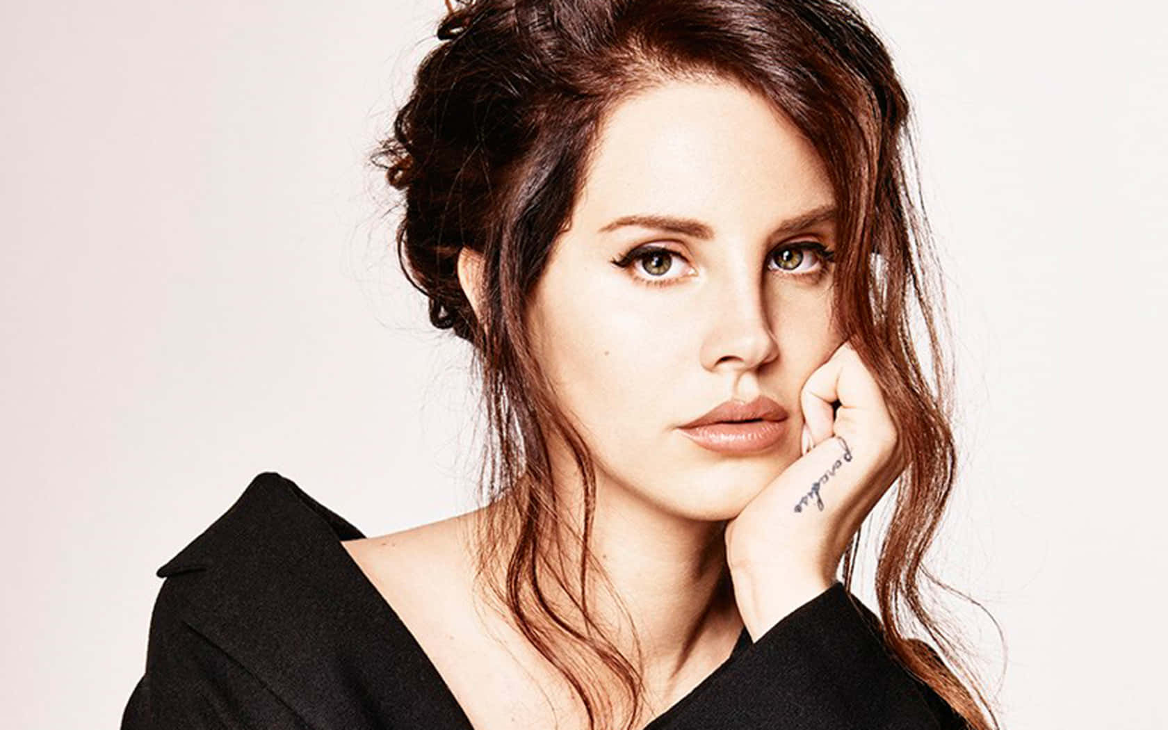 Captivating Portrait Of Lana Del Rey Wallpaper