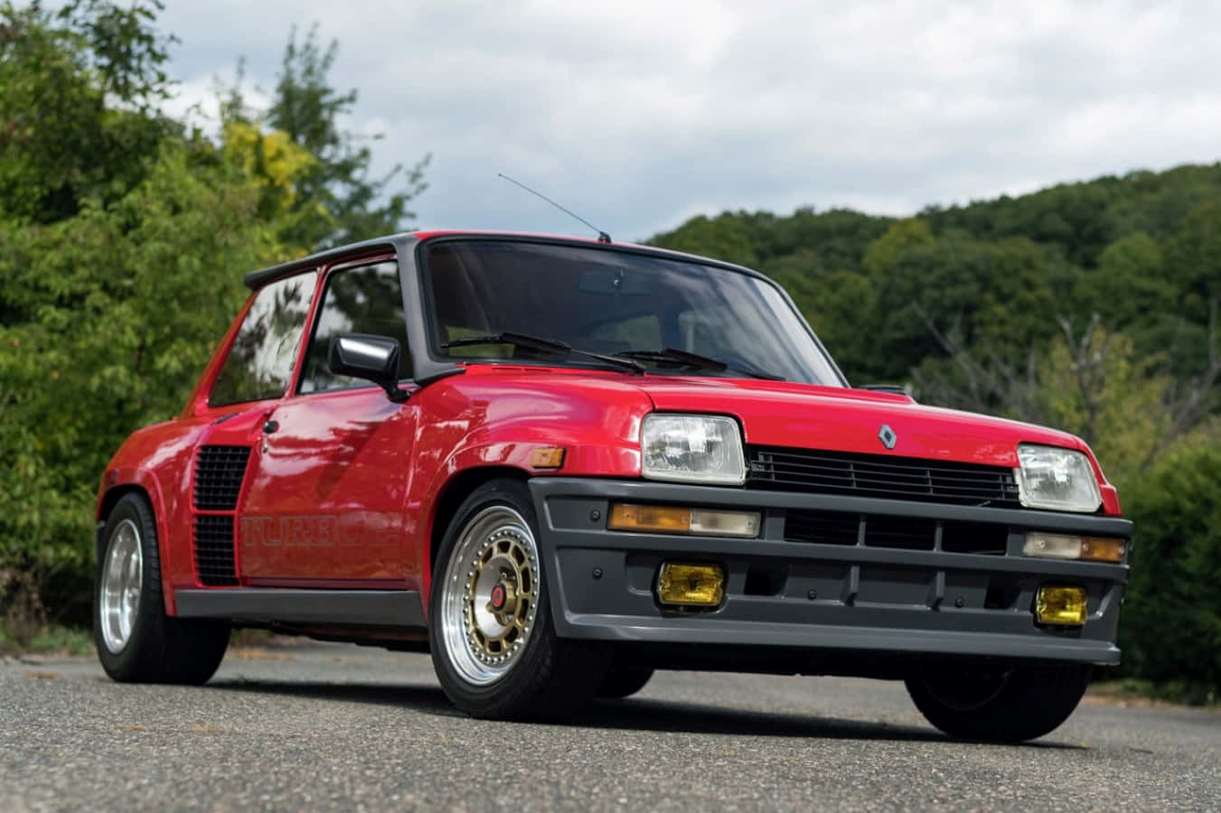 Captivating Renault 5 Turbo In Action Wallpaper