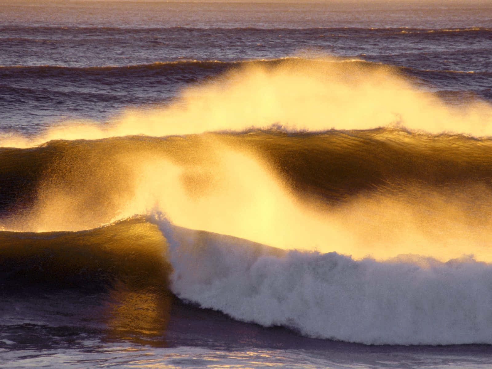 Captivating Tides At Golden Hour Wallpaper