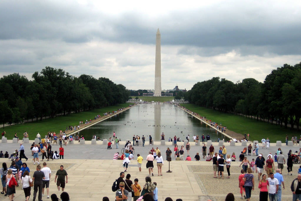 Captivating View Of The Washington Monument Surrounded By Tourists Wallpaper