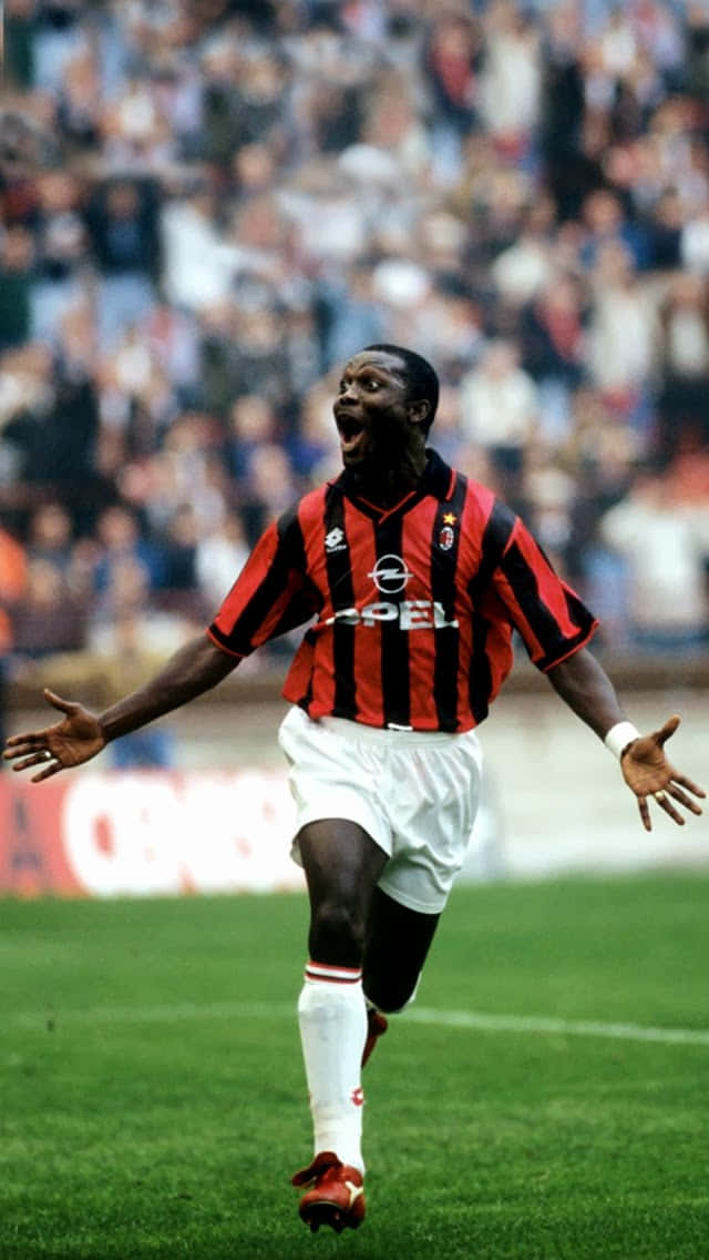 Celebrating George Weah Ac Milan Wallpaper