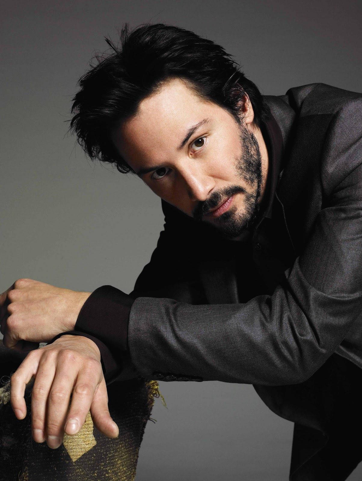 Celebrity Keanu Reeves Leaning Pose Wallpaper