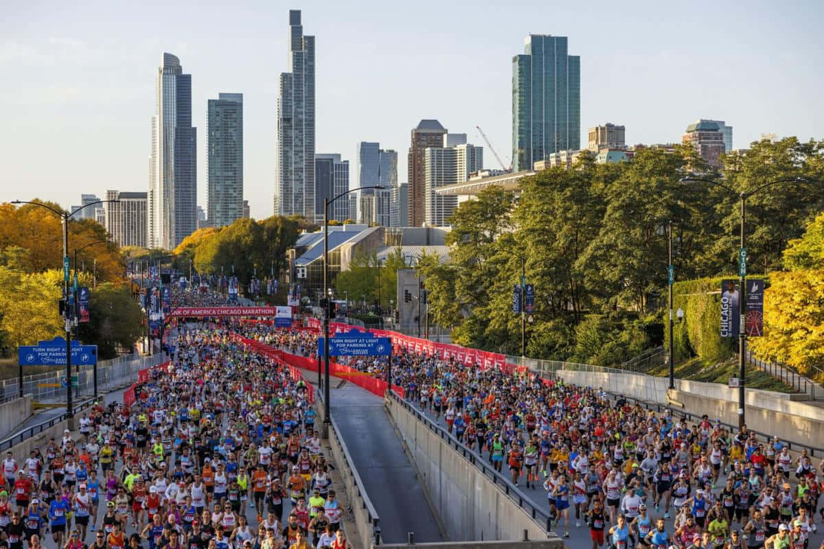 Chicago Marathon Runnersand Skyline Wallpaper