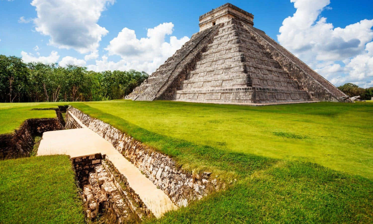 Chichen Itza Mexico El Castillo Grassy Ground Wallpaper