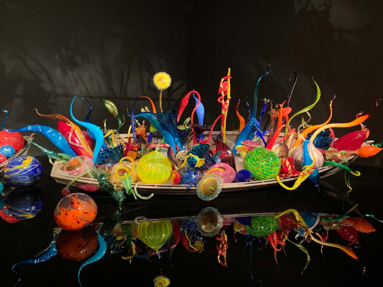 Chihuly Glass Sculpture Reflection Wallpaper