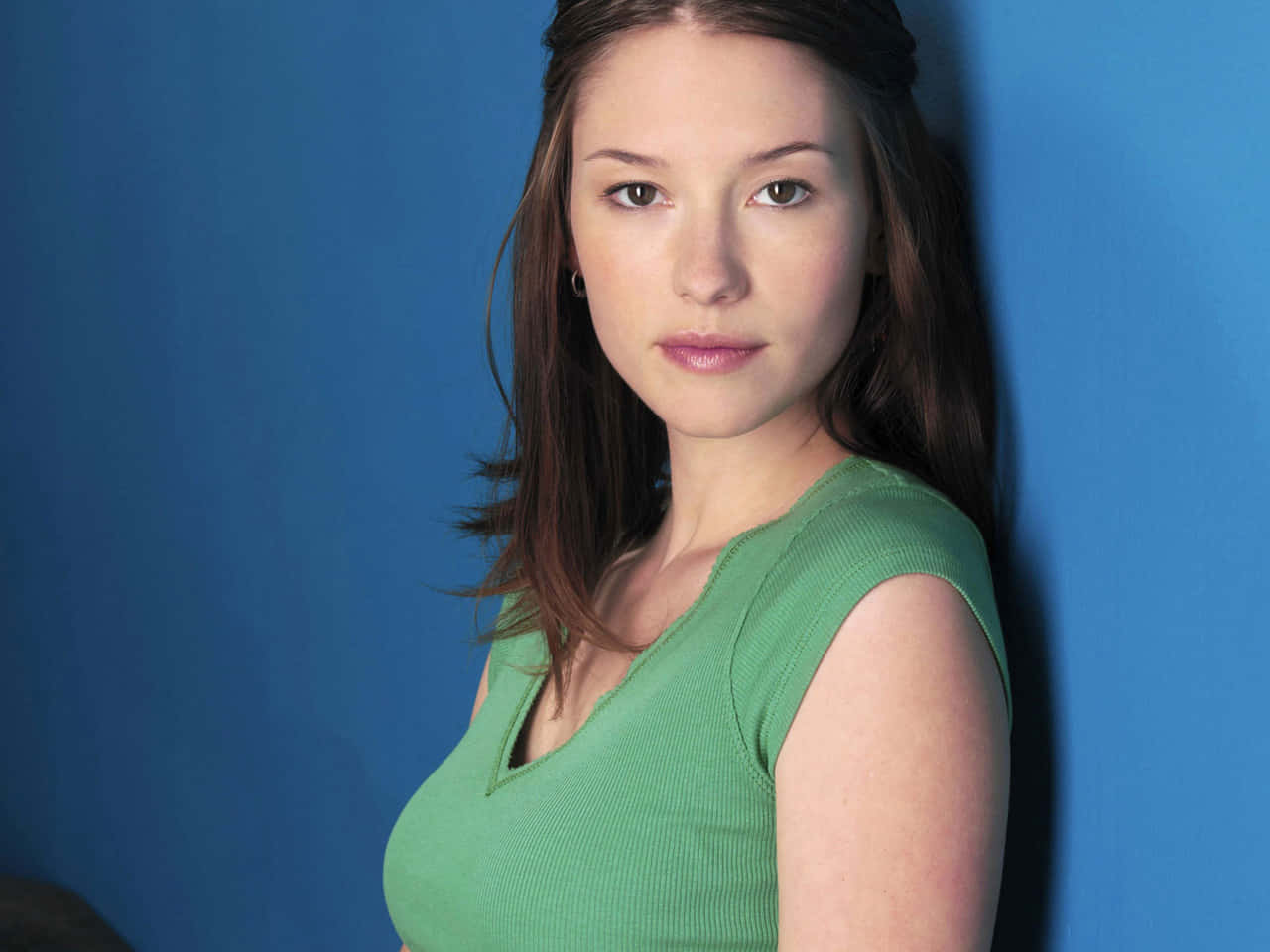 Chyler Leigh Posing In Chic Style Wallpaper