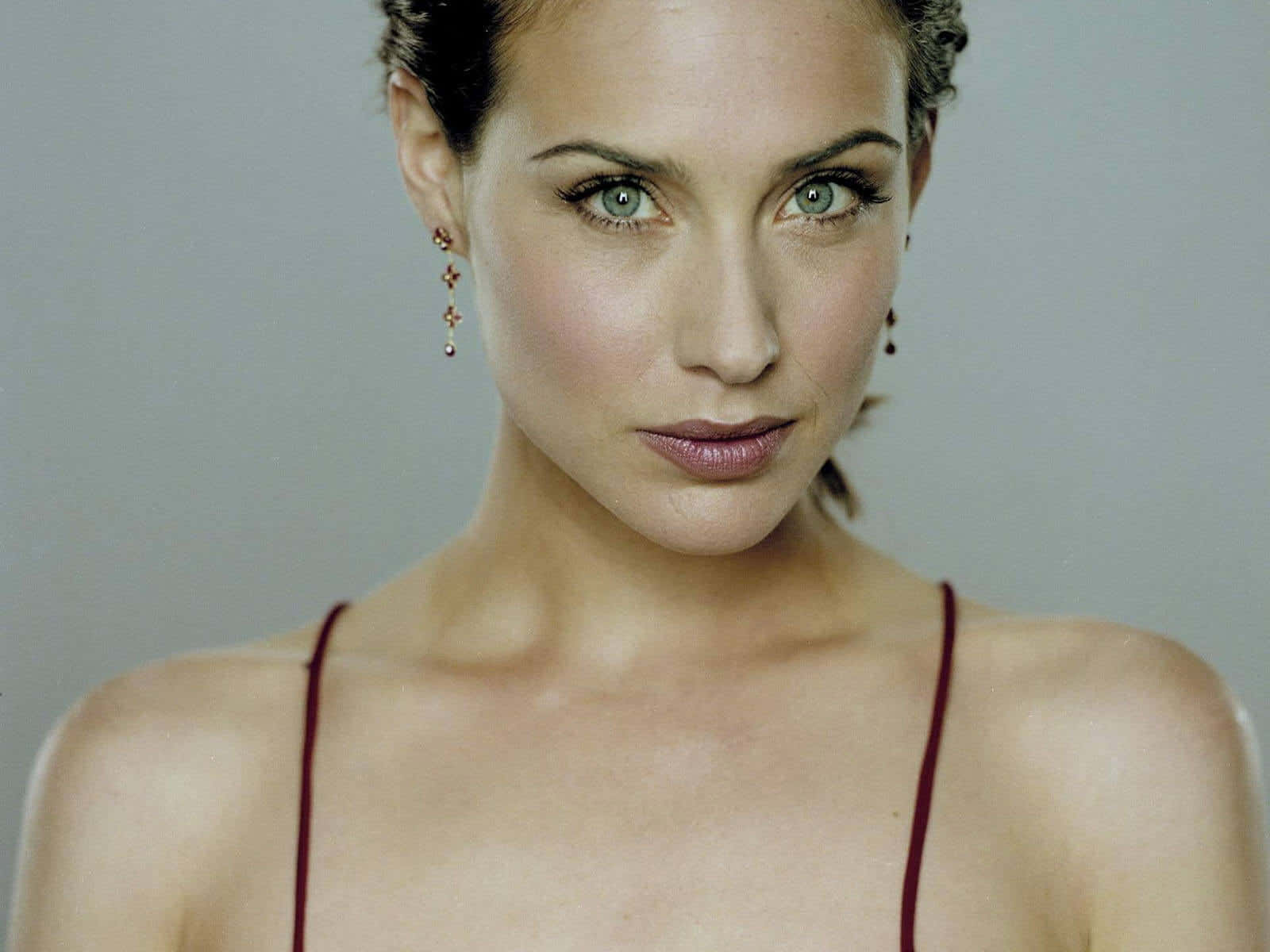 Claire Forlani Posing Elegantly Wallpaper