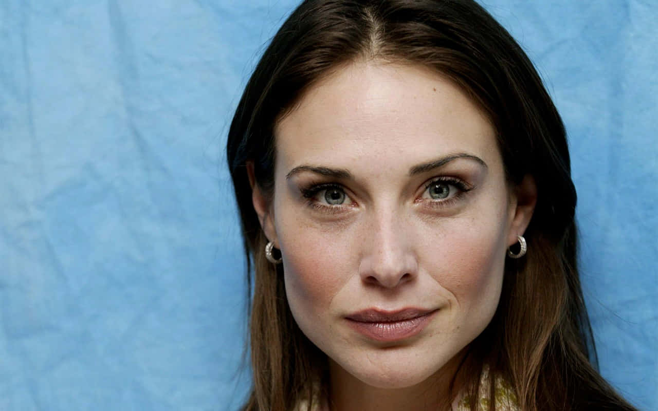 Claire Forlani Posing Elegantly In A Photoshoot Wallpaper