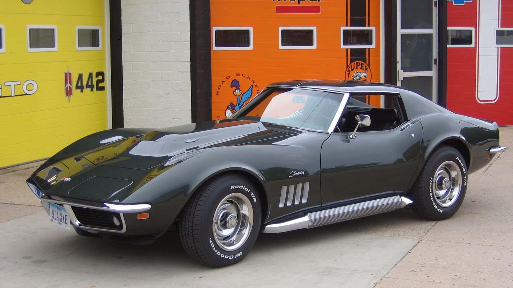 Classic Chevrolet Corvette Stingray Exterior Wallpaper