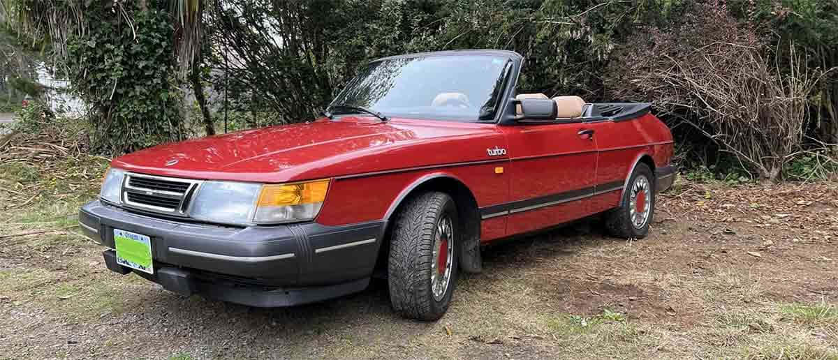 Classic Saab 900 In Pristine Condition Wallpaper