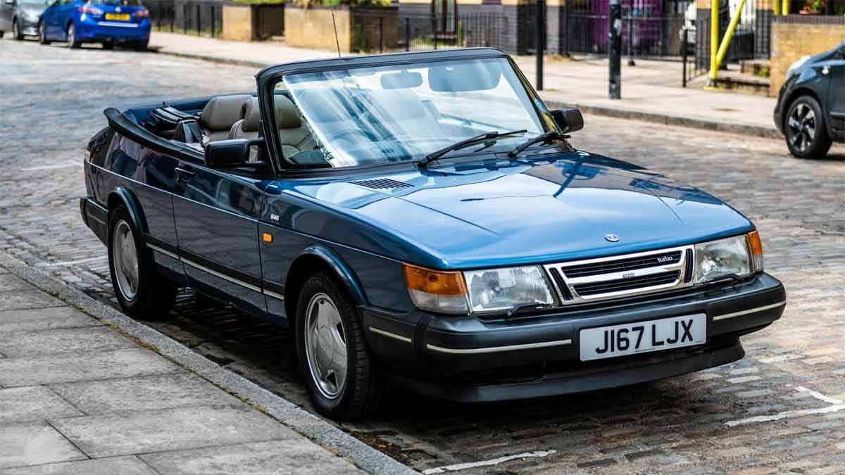 Classic Saab 900 Turbo In Emerald Green Wallpaper