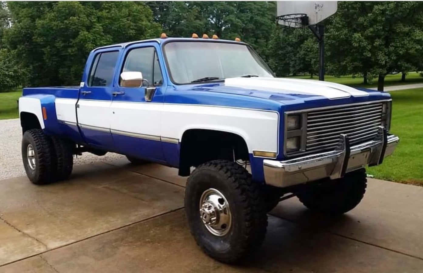 Classic Square Body Truck In Pristine Condition Wallpaper