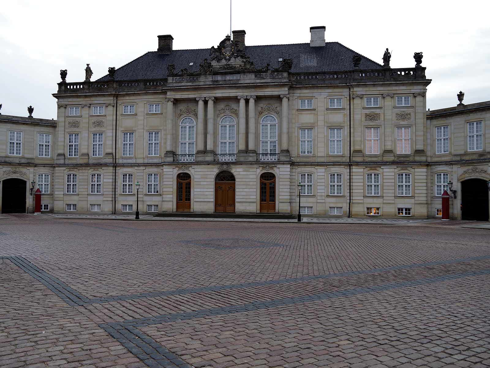 Clean Surroundings In Amalienborg Palace Wallpaper