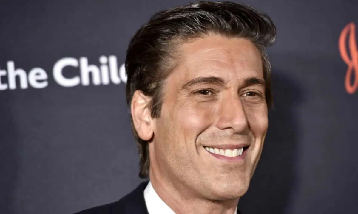 Close-up Shot Of Smiling David Muir Wallpaper