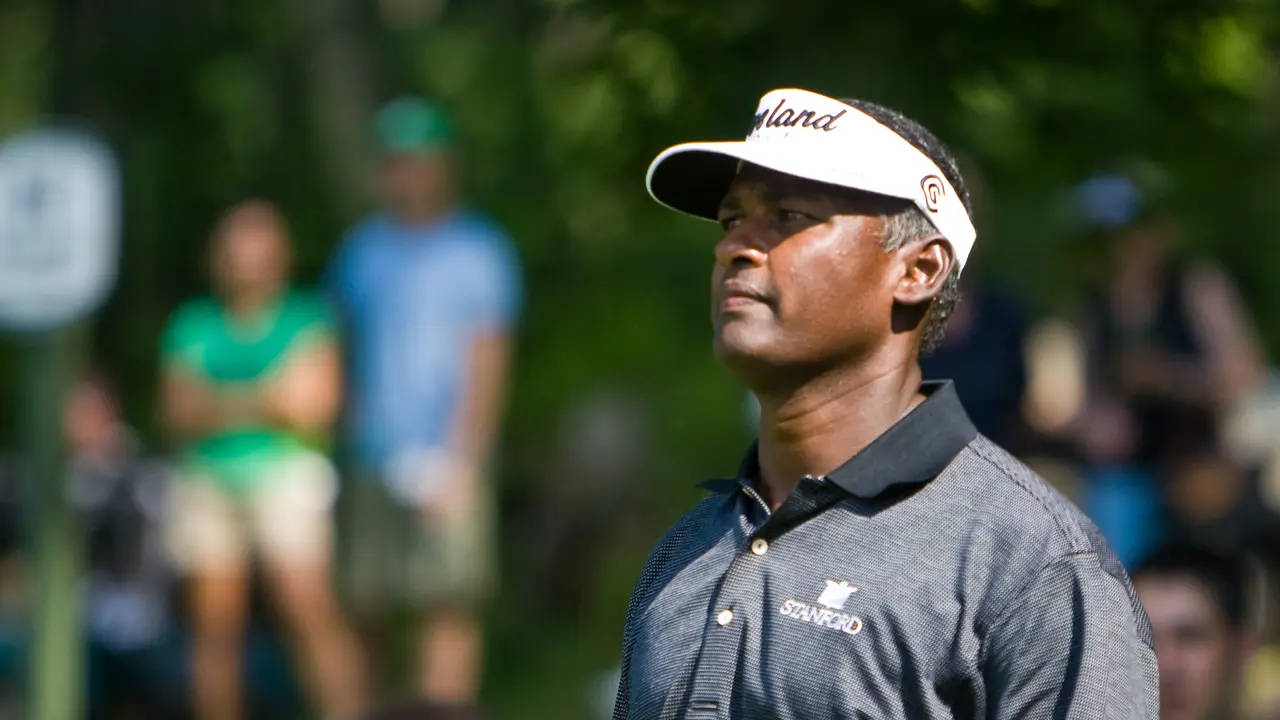 Close-up Vijay Singh In Gray Shirt Wallpaper