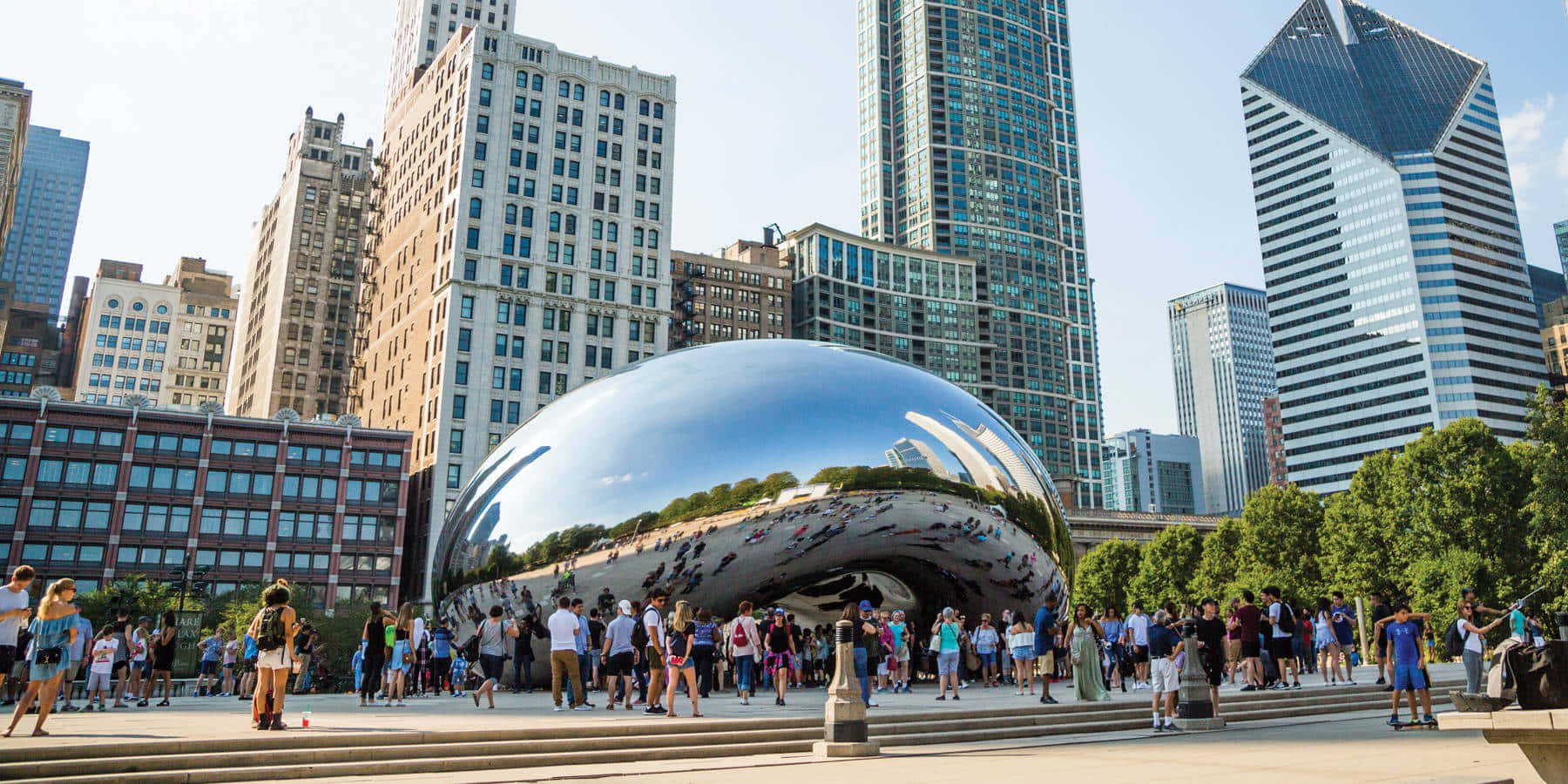 Cloud Gate In Chicago Packed With Tourists Wallpaper