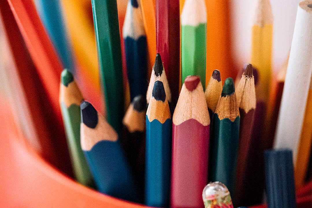 Coloured Pencils Aesthetic Art Desktop Wallpaper