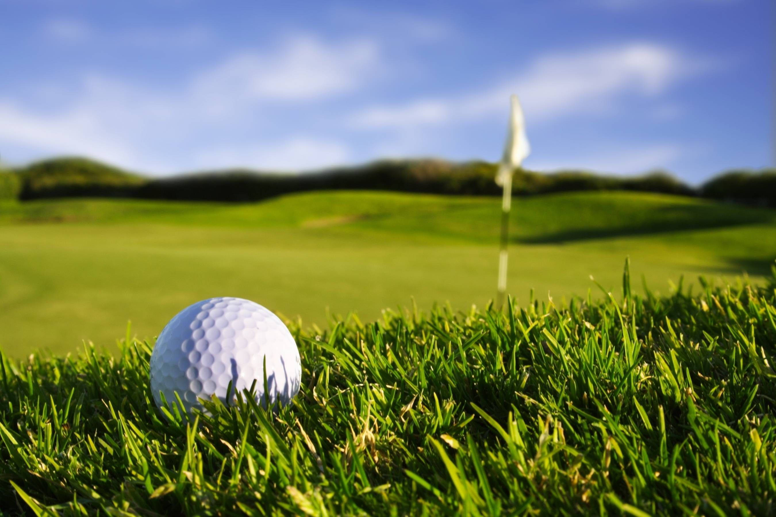 Cool Golf Ball On Course Wallpaper