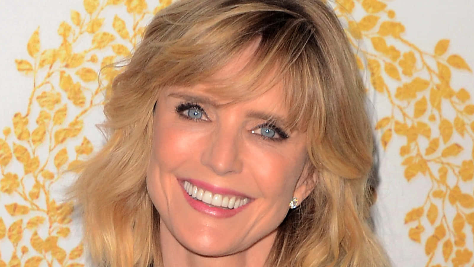 Courtney Thorne-smith Dazzling Smile Wallpaper