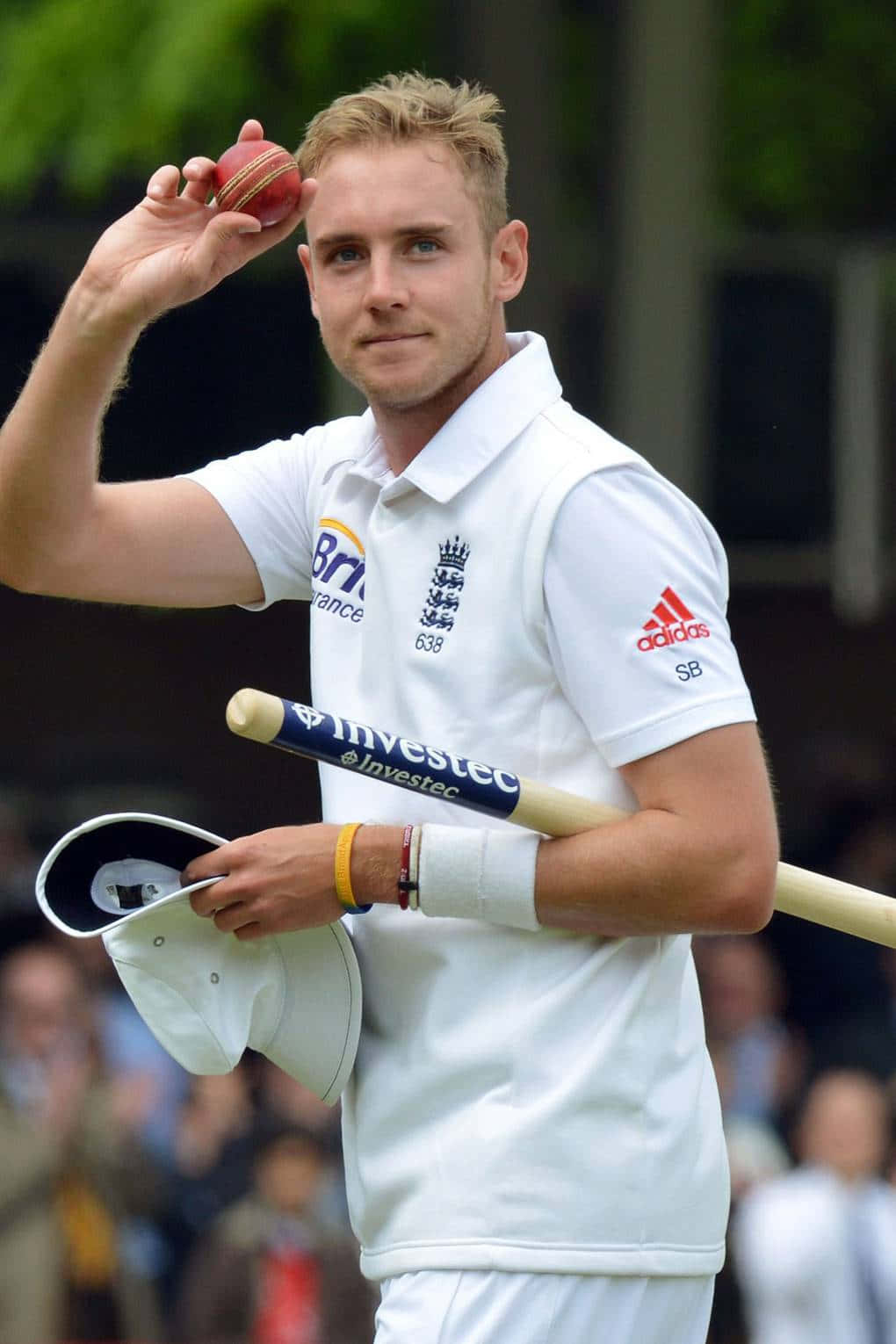 Cricketer Acknowledging Applause Wallpaper