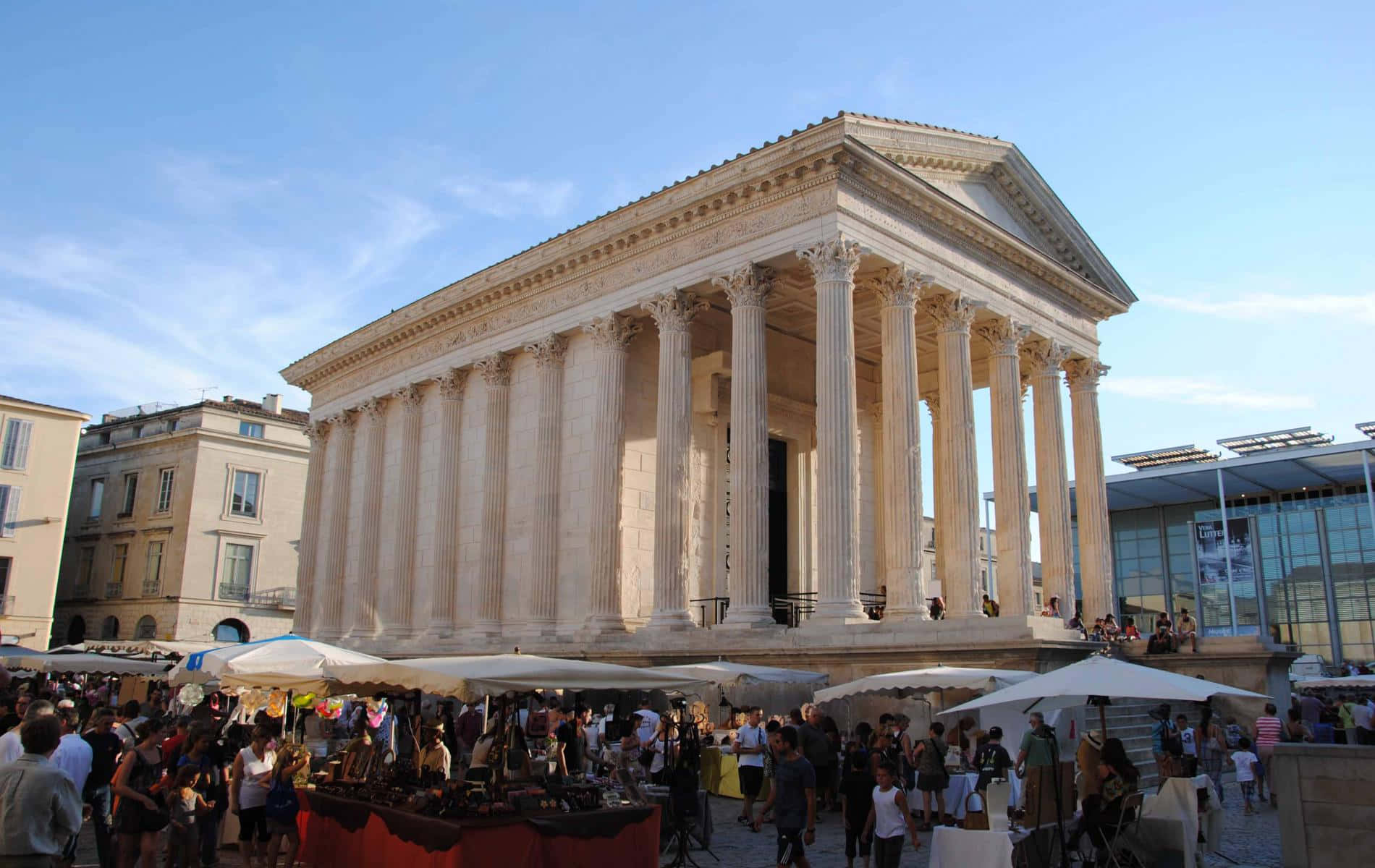 Crowd Of People At The Maison Carrée Wallpaper